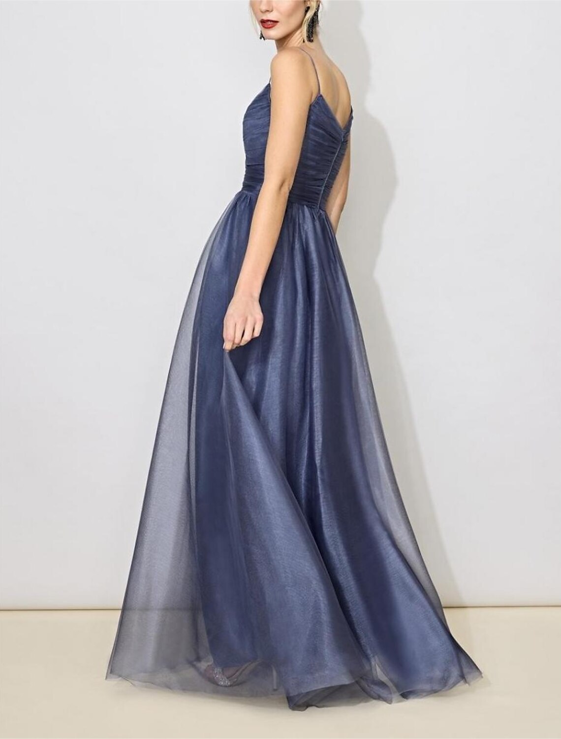 Abito da damigella d'onore a trapezio, scollo a V, senza maniche, elegante, lunghezza al pavimento, in tulle con arricciature